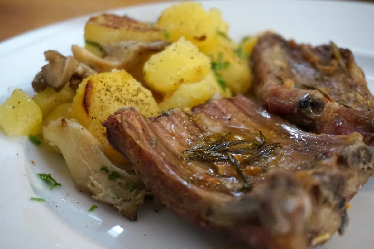 Ofen-Kräuter-Leiterli mit Austernpilz-Bratkartoffeln.