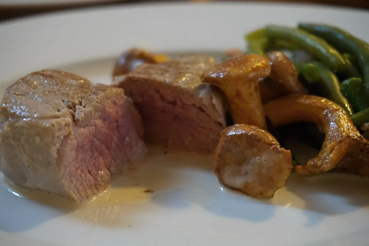 Schweinelende mit Bohnen, Speck und Pfifferlingen