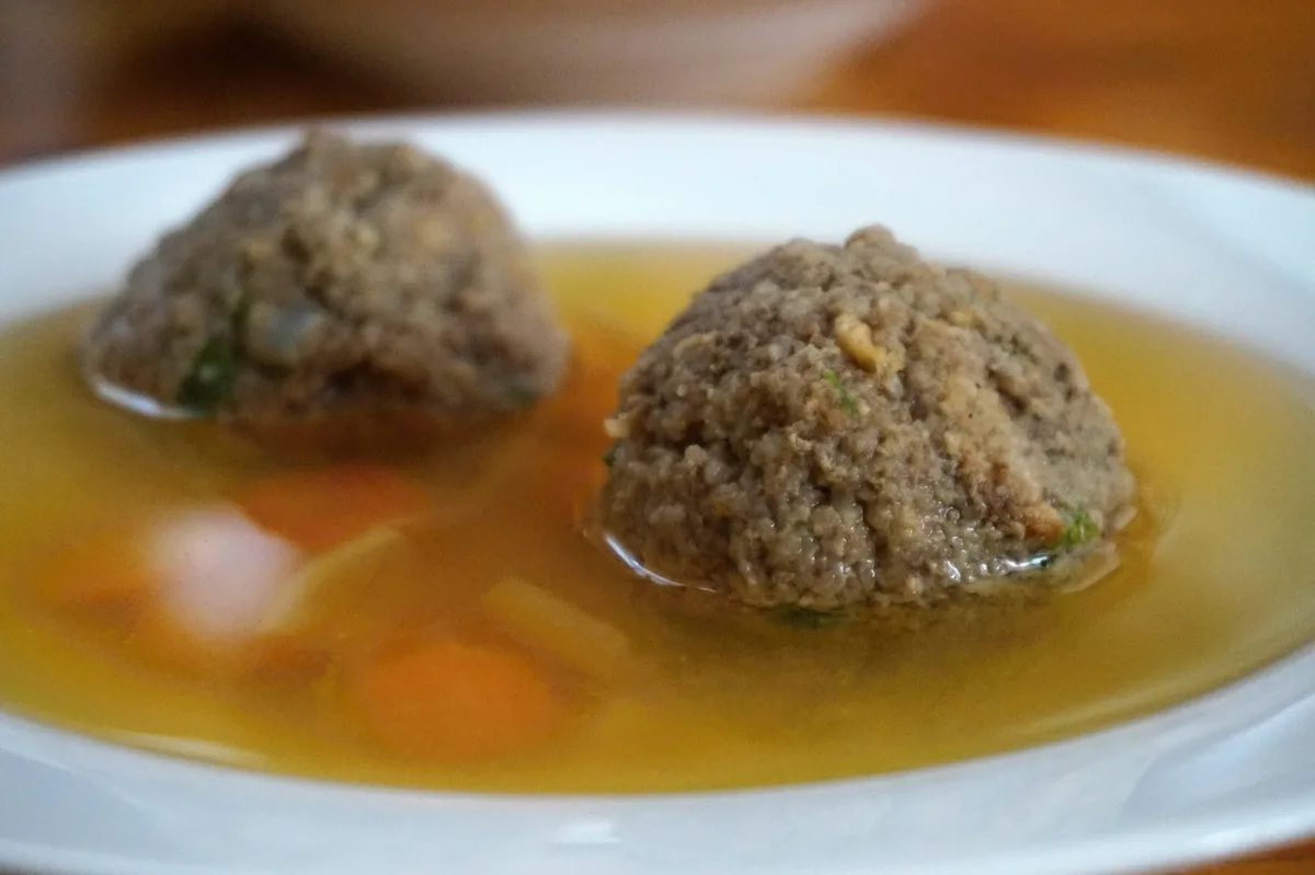 Leberklößchensuppe, selbst gemacht.