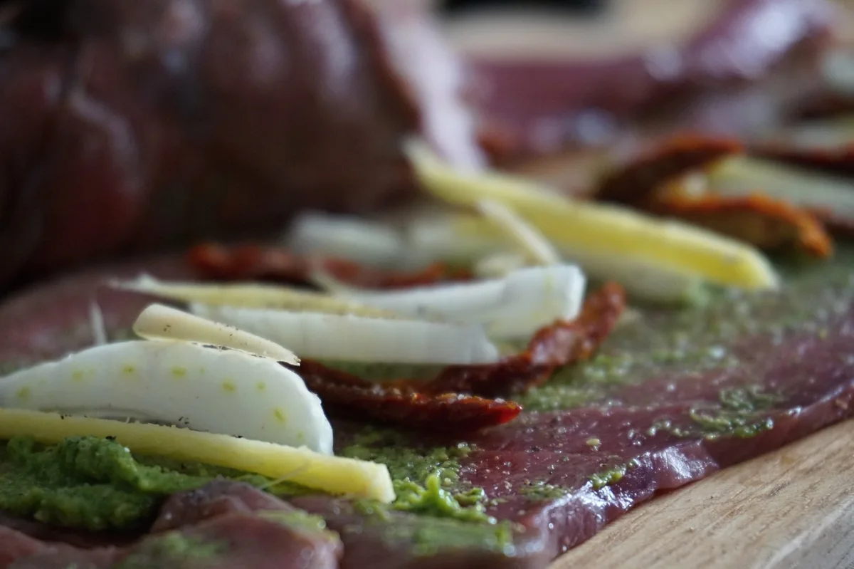 Kurz vorm Einwickeln: Roulade mit Ingwer, Fenchel und getrockneten Tomaten.
