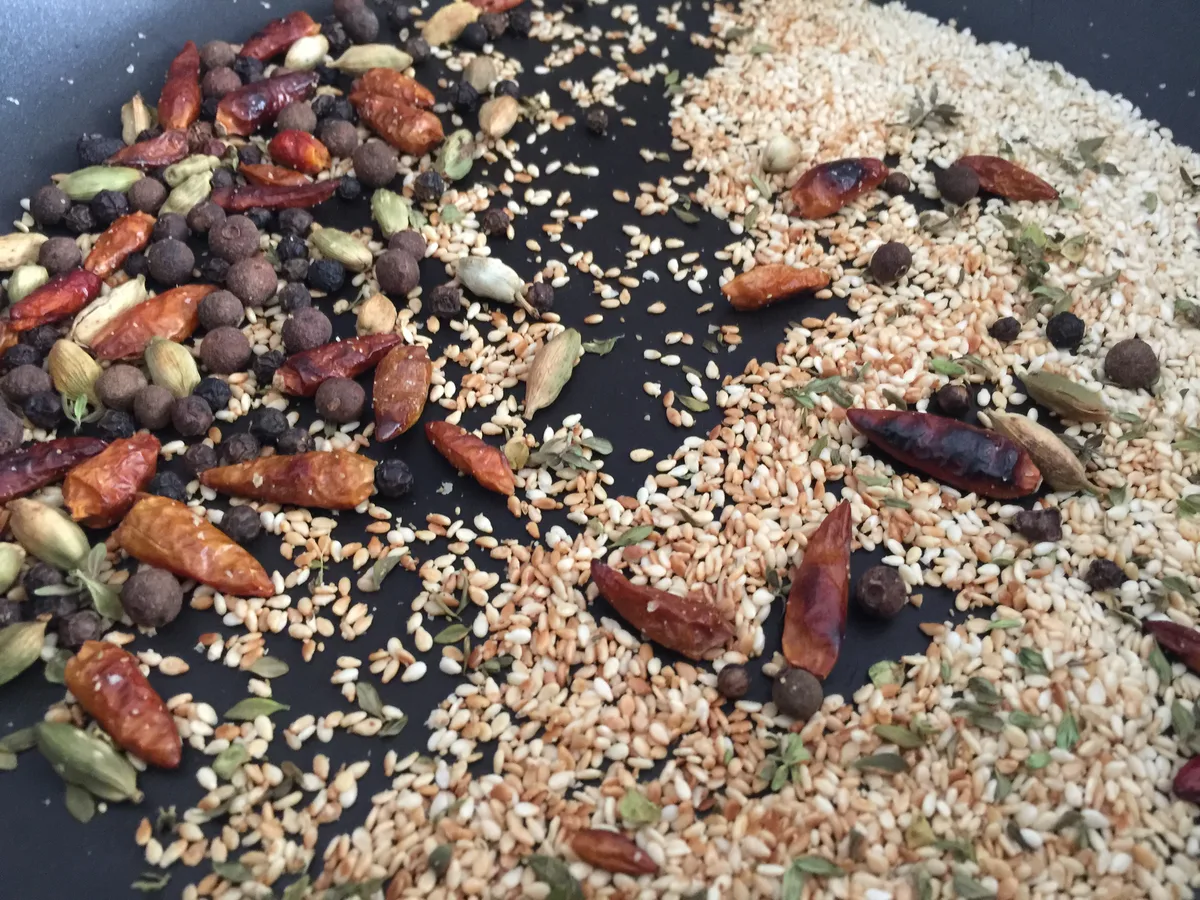 Die Zutaten für die Gewürzmischung werden angeröstet oder erwärmt.