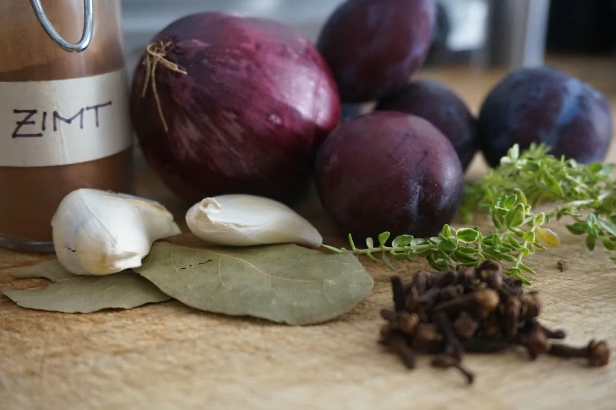 Die Zutaten für das Zwetschgen-Chutney.