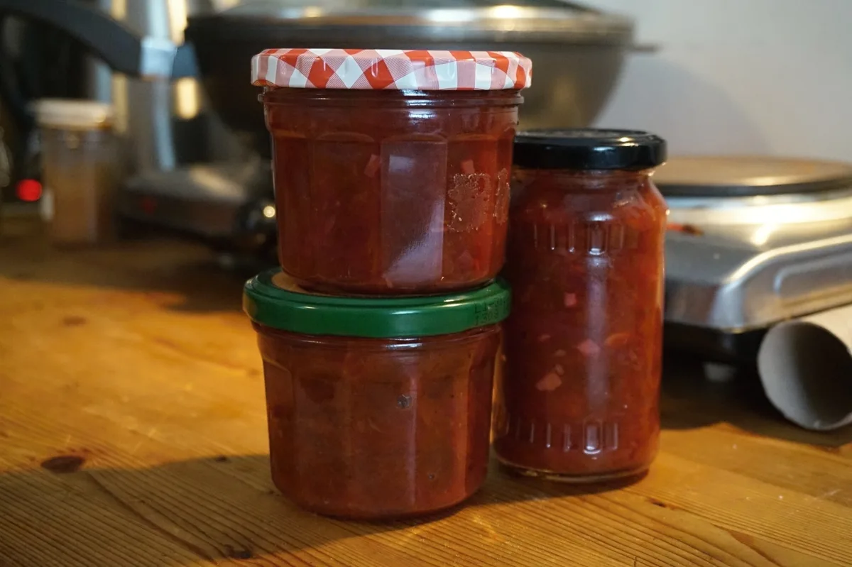 Das abgefüllte Zwetschgen-Chutney.