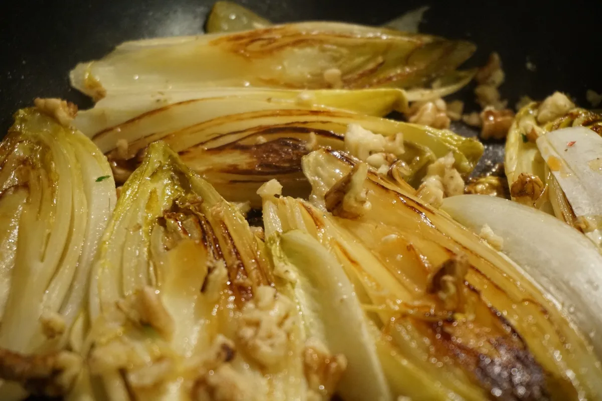 Der in Öl und Honig angebratene Chicorée mit Walnüssen.