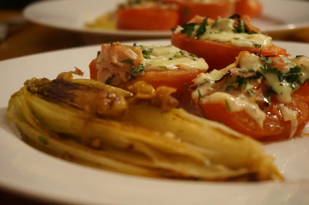 Überbackene Tomaten mit Honig-Nuss-Chicorée