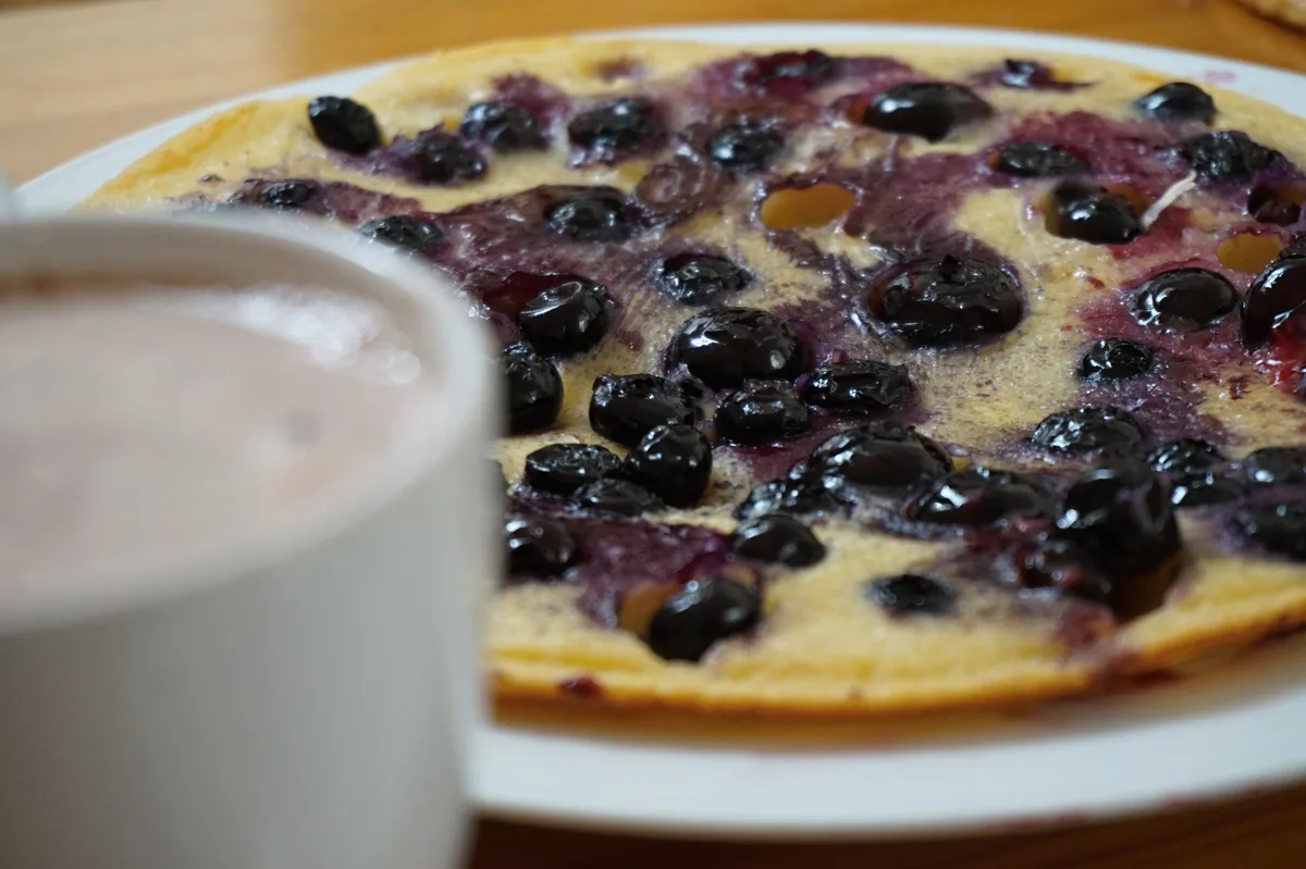 Kaba und Blaubeerpfannkuchen