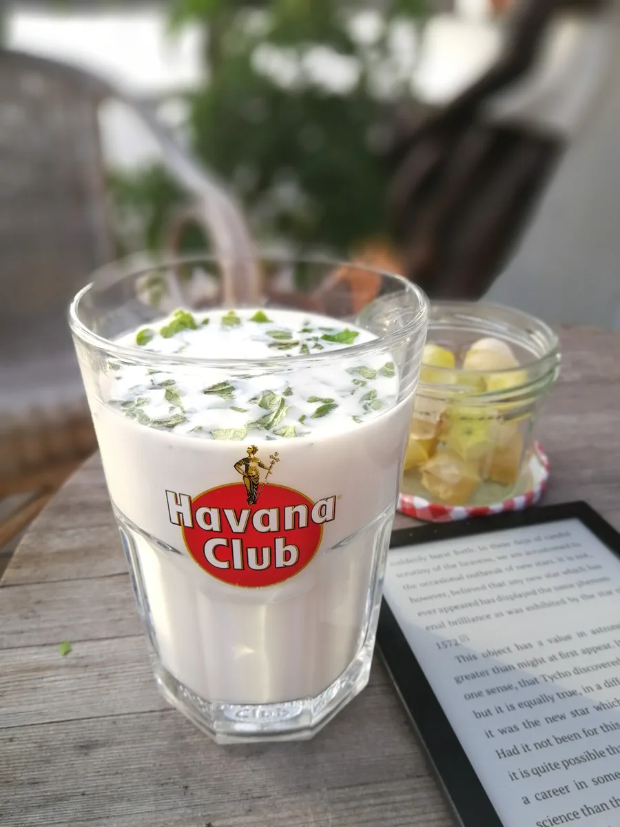 Milch mit frischer Minze