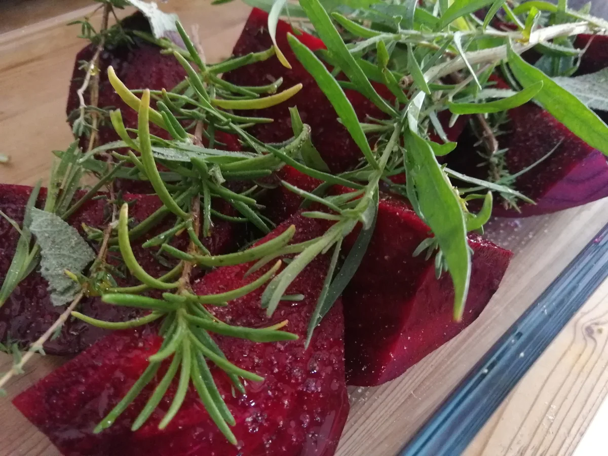 Rote Bete mit Estragon und Rosmarin auf dem Weg in den Ofen.