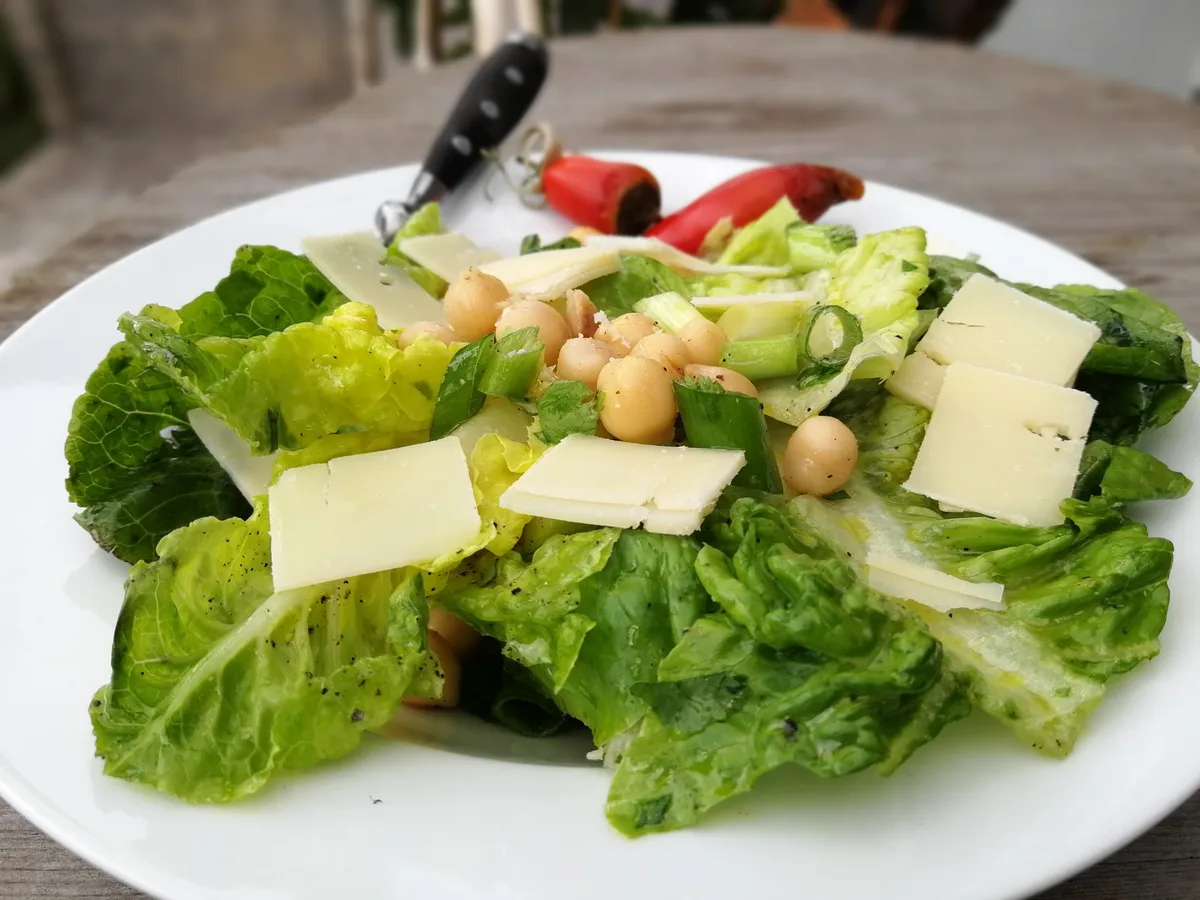 Mini-Romana-Salat mit Kichererbsen, Frühlingszwiebeln und Parmesan.