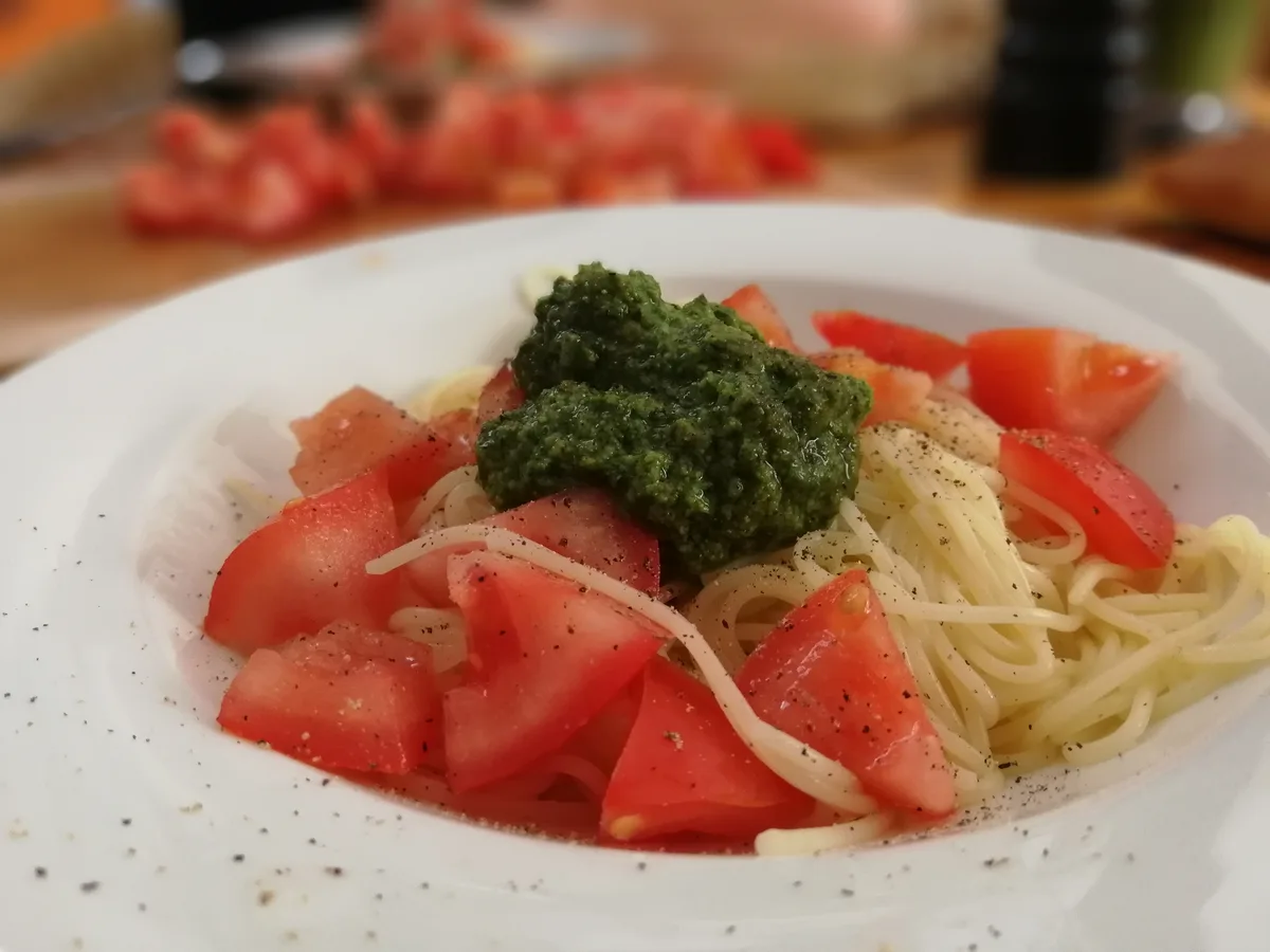 Nudeln mit Tomaten und Basilikumpesto.