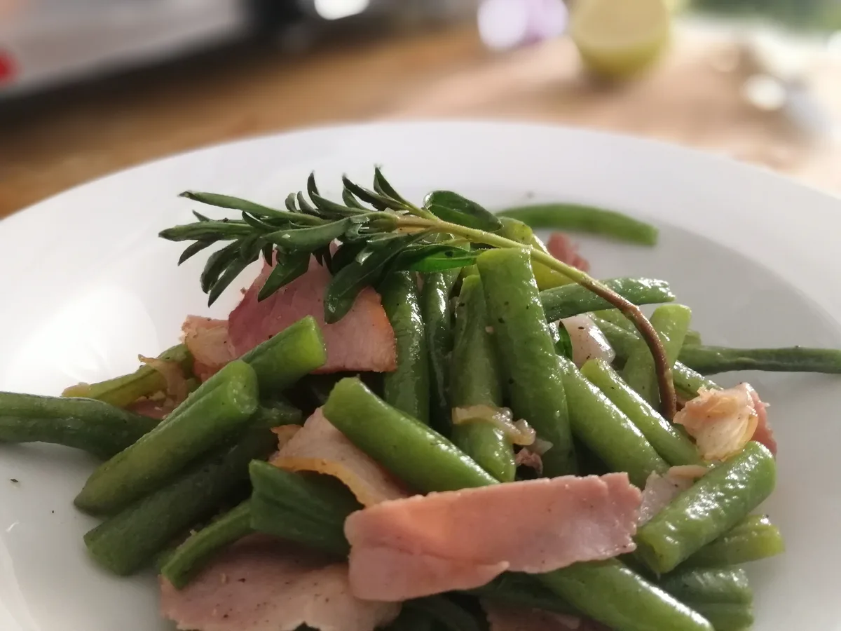Grüne Bohnen mit Schinken und Bohnenkraut.