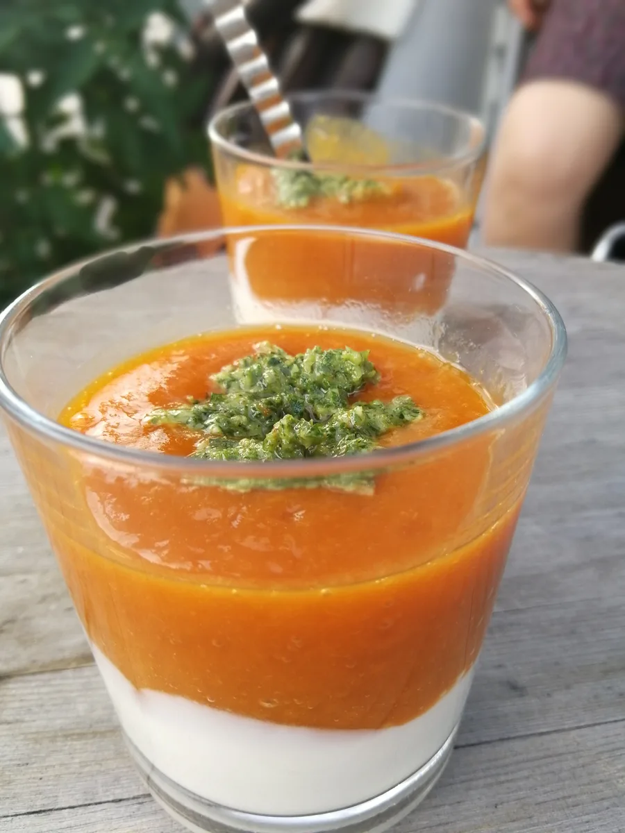 Griechischer Joghurt mit Pfirsichpüree und gehackter Minze.