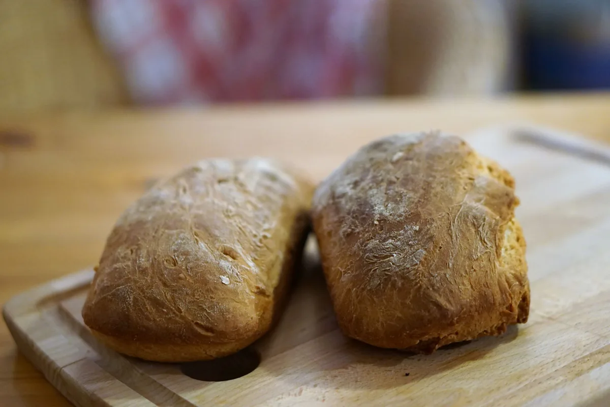 Selbst gebackenes Weißbrot, leider ohne Salz