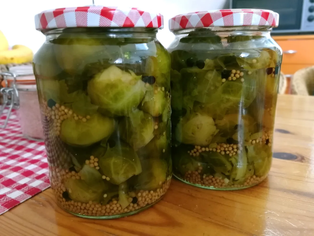 Zwei Gläser mit eingemachten Rosenkohl.