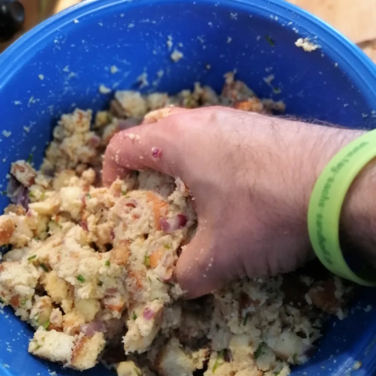 Den Teig mit der Hand kneten.