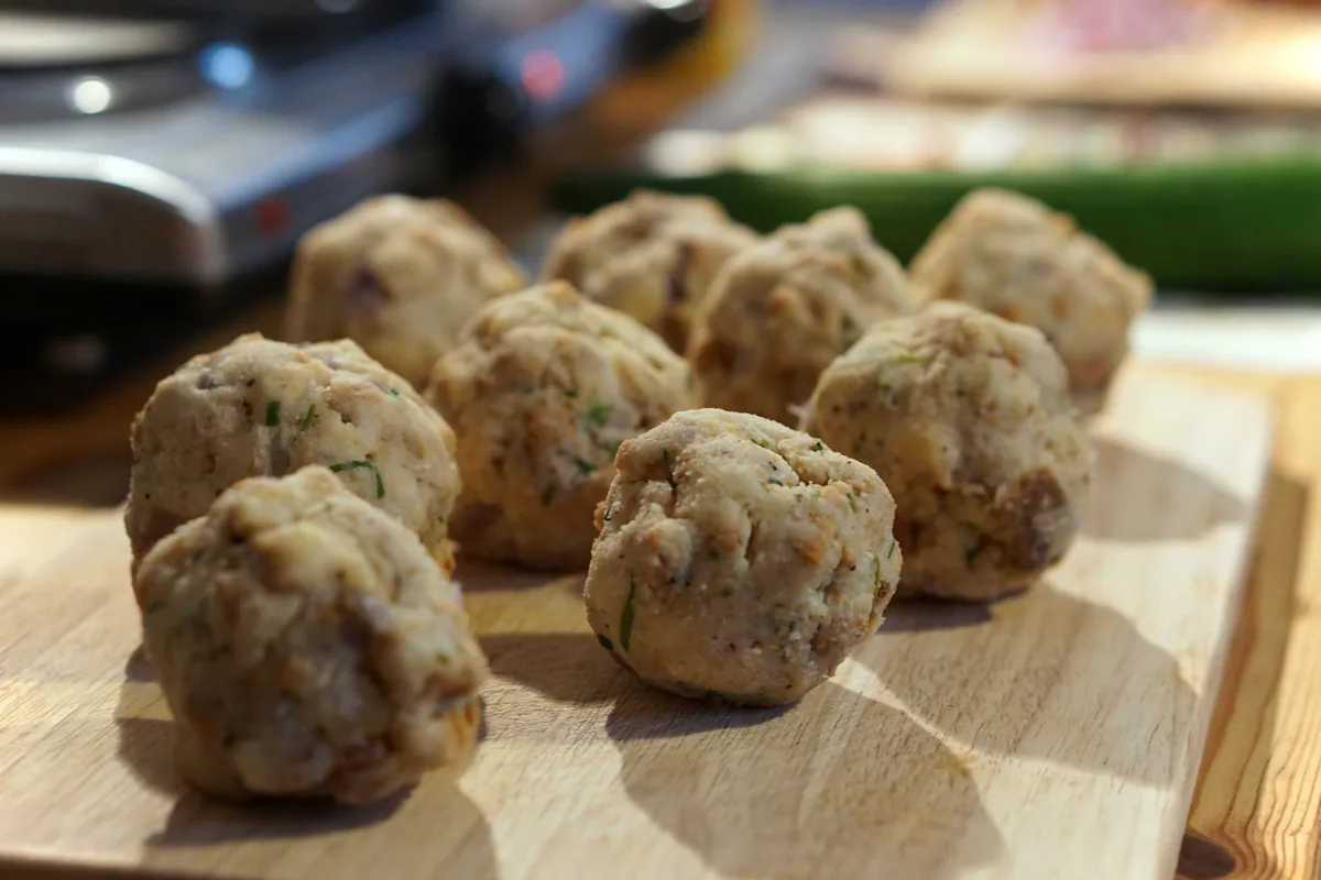 Aus dem Teig gerollte Knödel