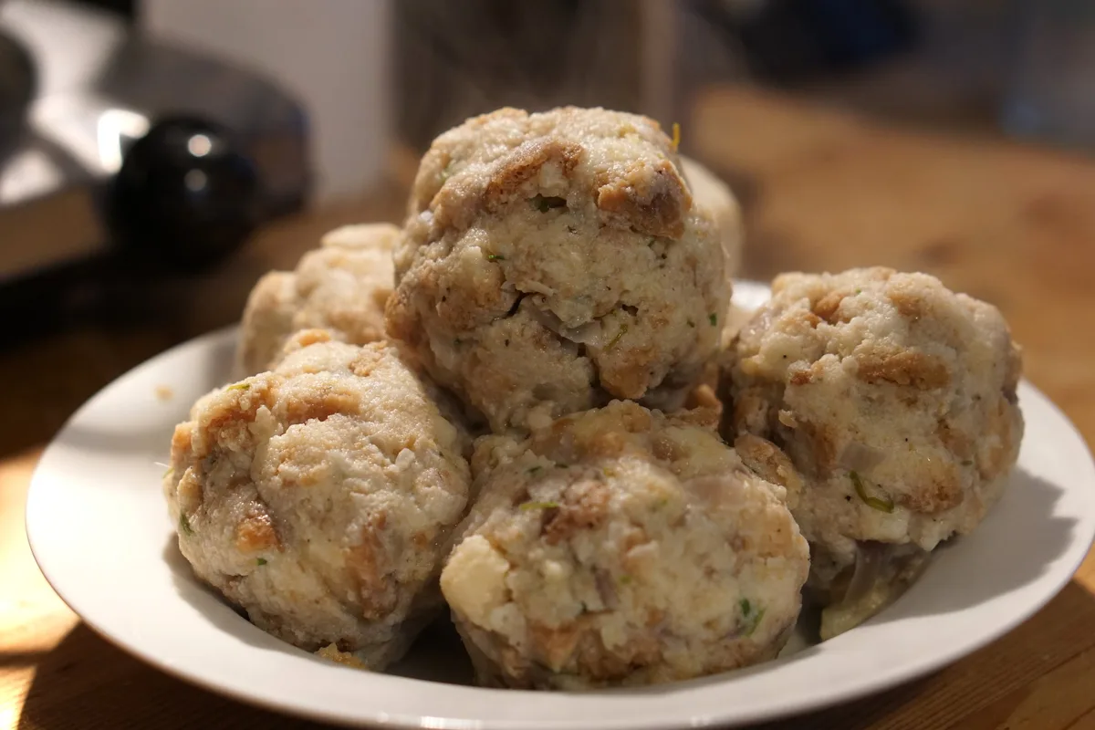 Gekochte Semmelknödel