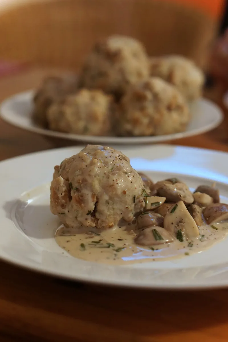 Angerichtete Semmelknödel mit Pilzsoße.