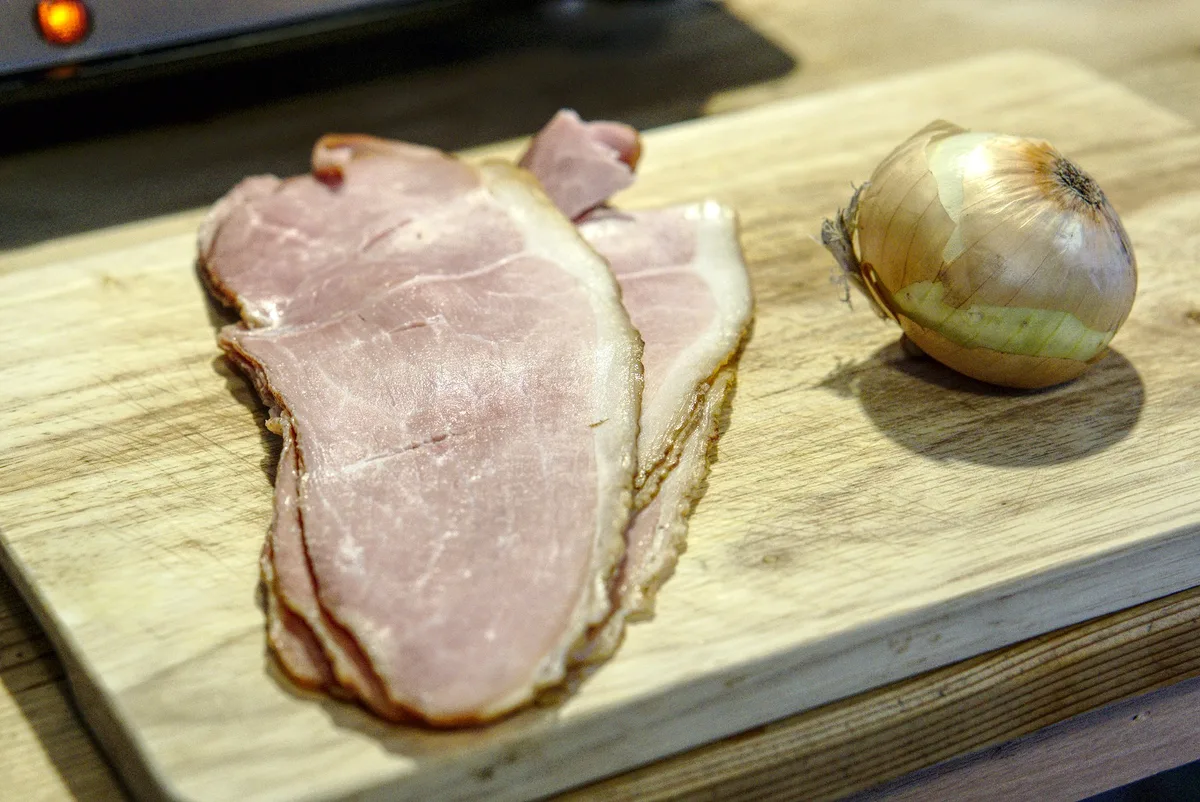 Schinken und Zwiebel für die Soße.
