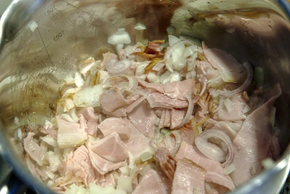 Echt heiß, gekochter Schinken und Zwiebeln im Topf.