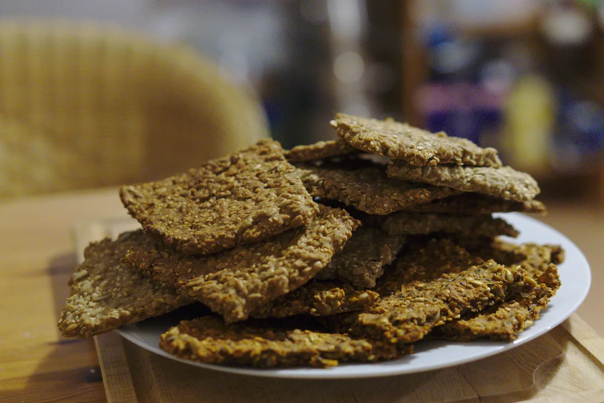 Leckere Körner als Knäckebrot selbst gebacken.