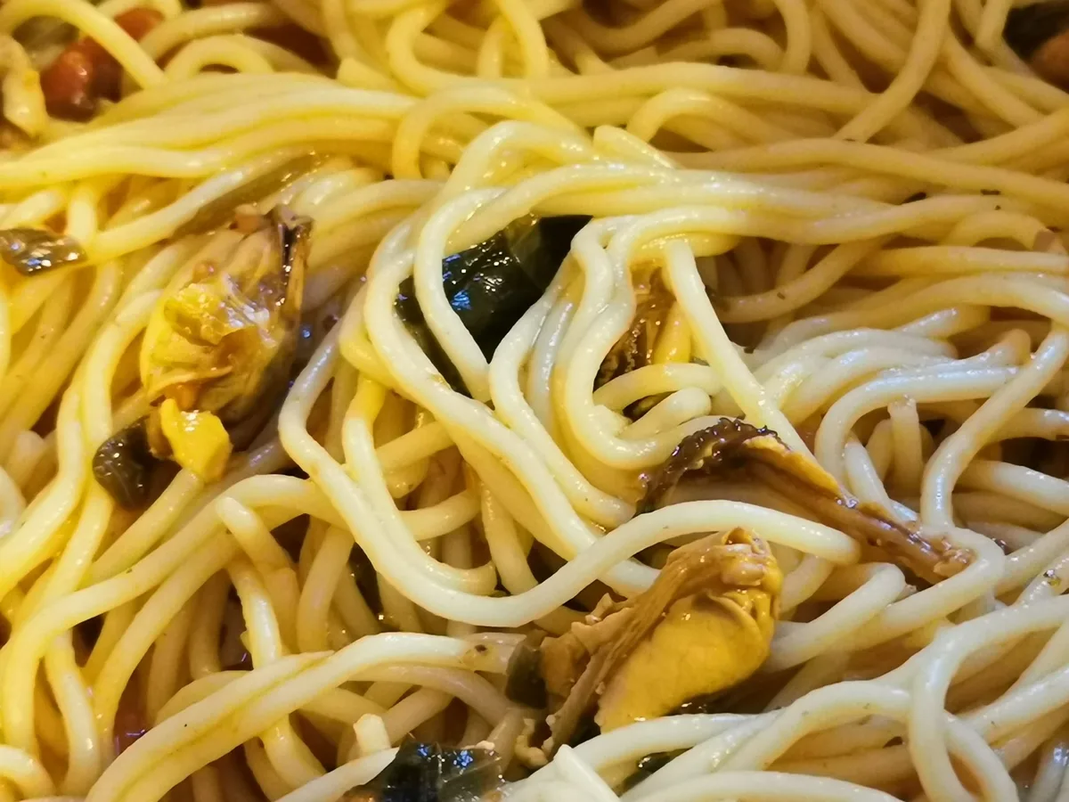 Die Reste von der Muschelschlemmerei am Vortag zusammen mit Spaghetti.