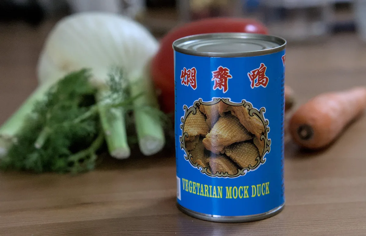 So kitschig, dass es fast wieder schön ist: Mock Duck in der Dose.