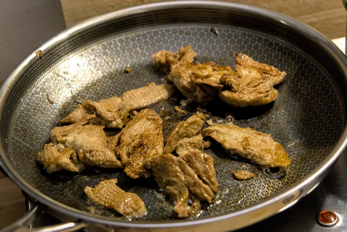 Mock-Duck-Stücke werden in der Pfanne angebraten.