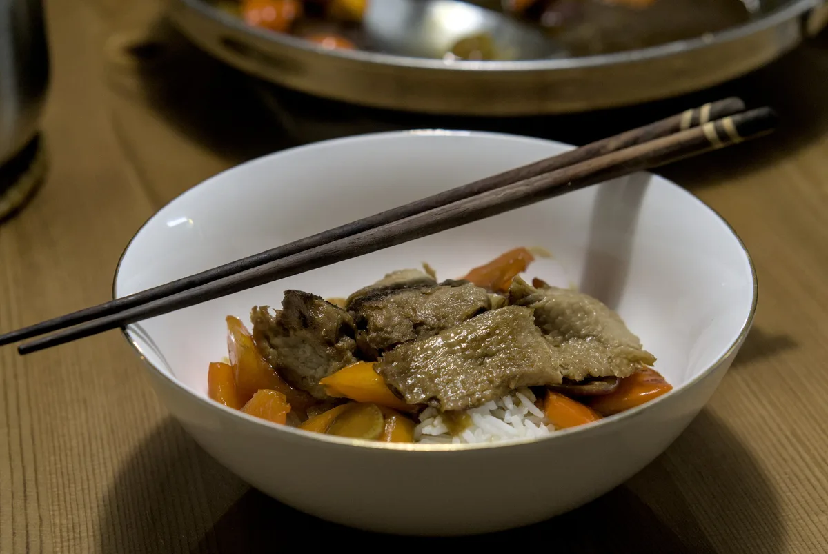 Zum ersten Mal vegetarisches Mock Duck mit Gemüse und Basmati-Reis gekocht.