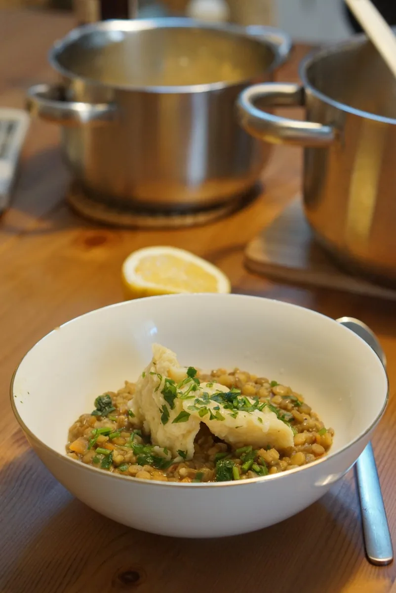 Linsensuppe mit Mehlspatzen.