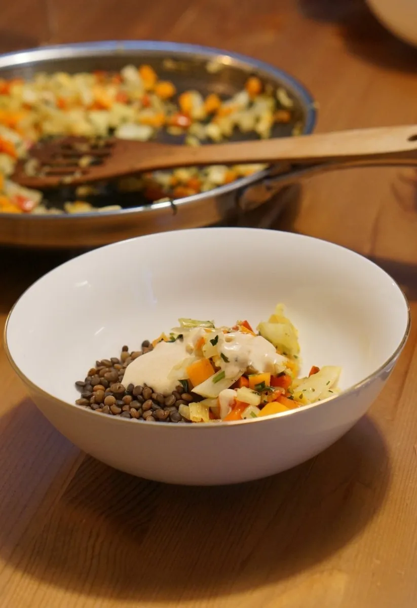 Linsen mit gedünstetem Gemüse und Paprika-Joghurt-Dip.