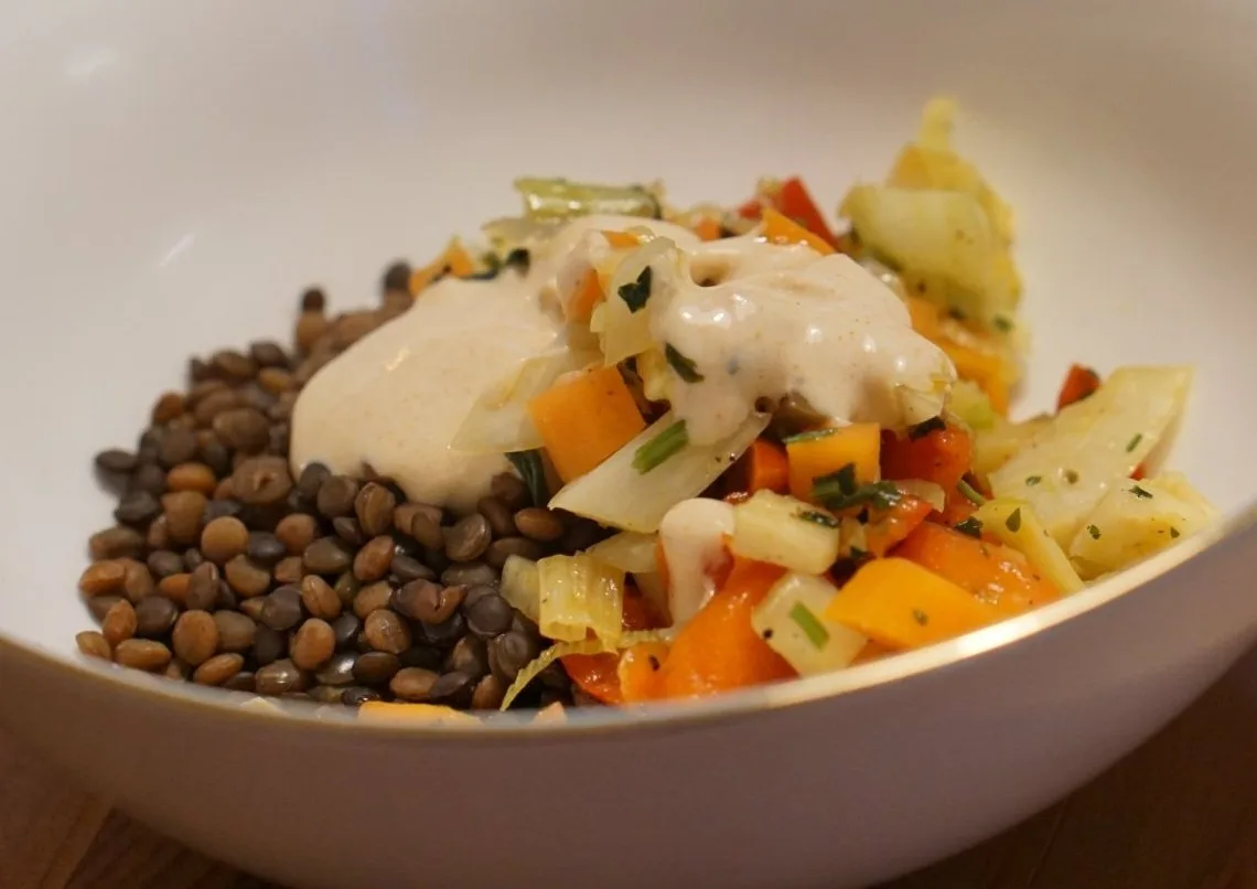 Linsen mit gedünstetem Gemüse und Paprika-Joghurt-Dip.