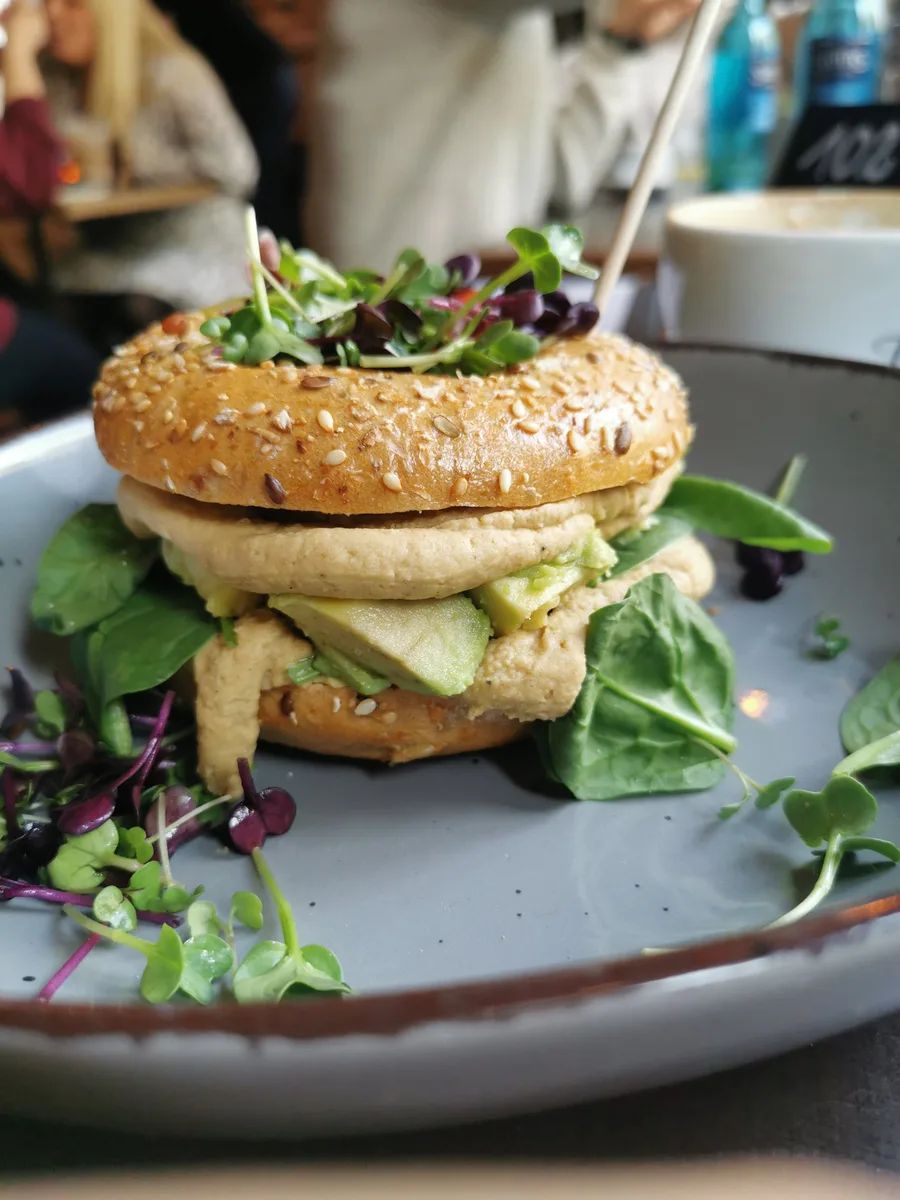 Veganer Bagel mit Avocado und Hummus