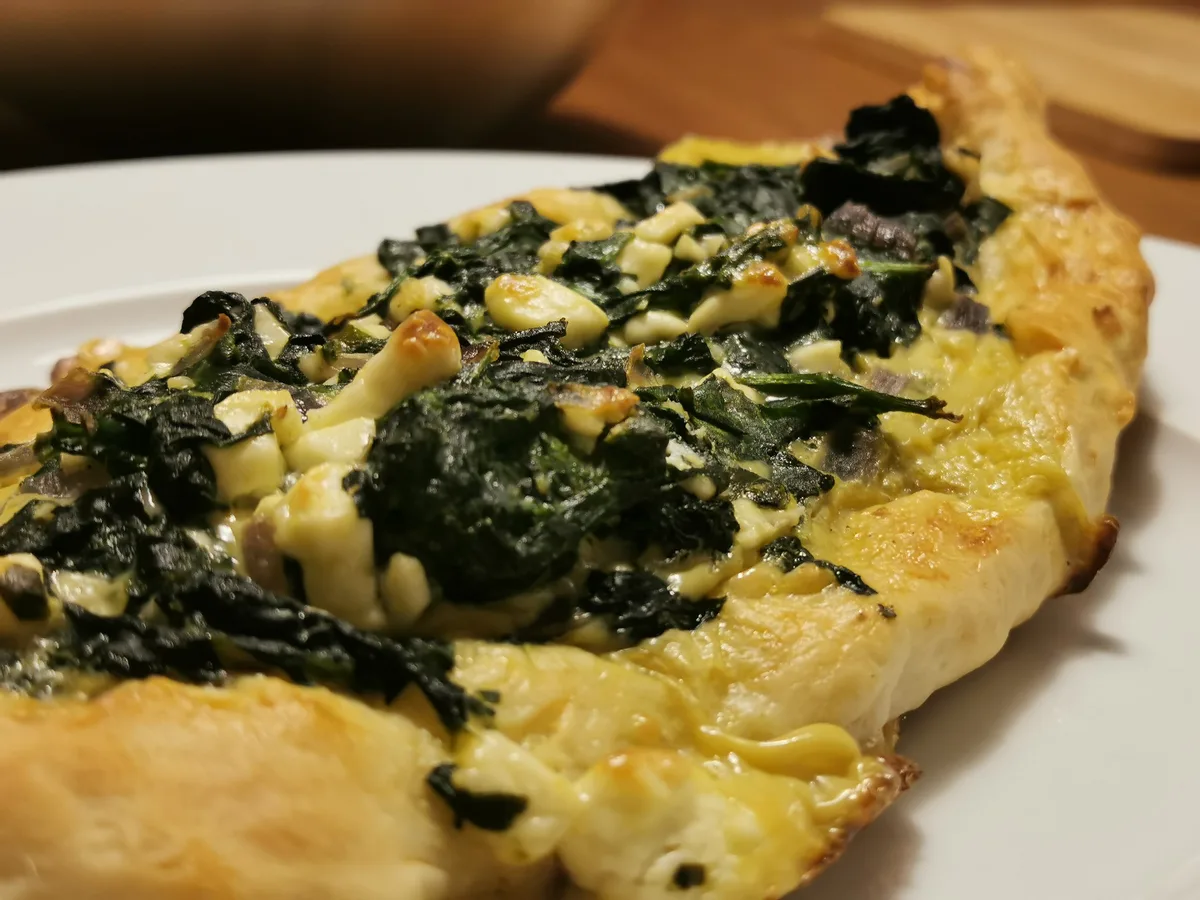 Pitabrot mit Spinat, Ziegenkäse und Nüssen
