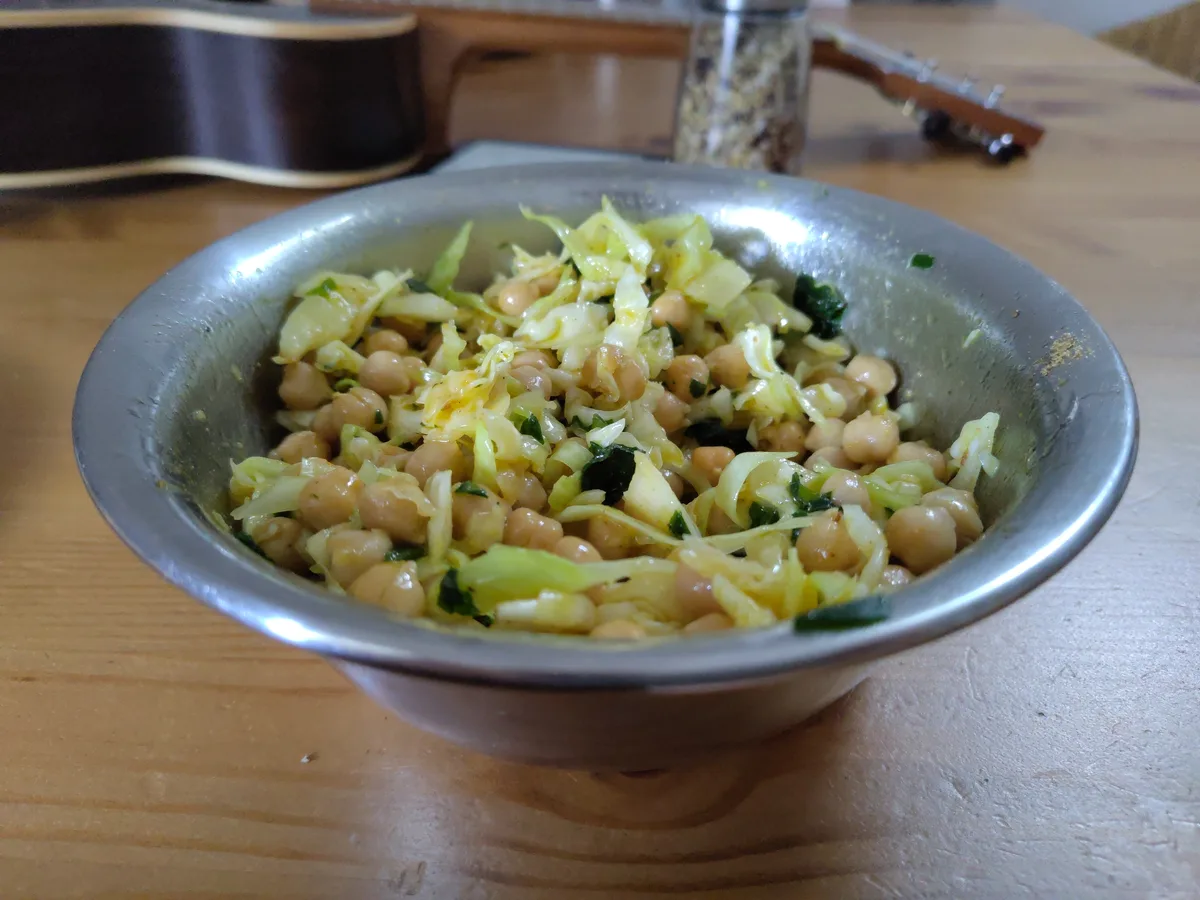 Eine Schüssel mit Kichererbsen und Spitzkohl