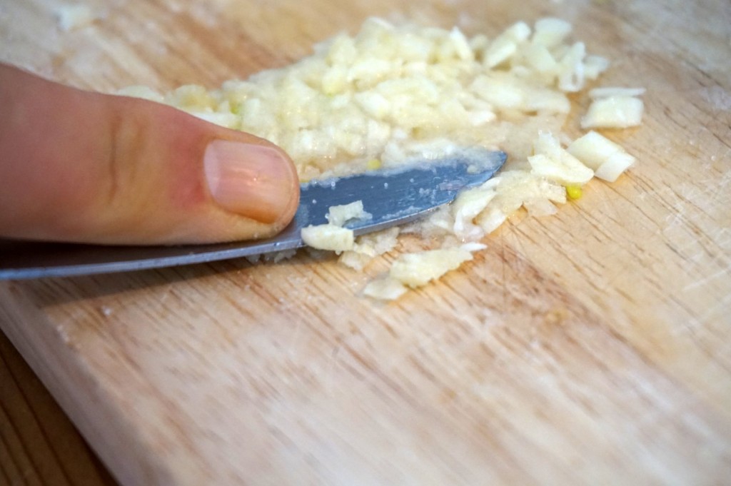 Knoblauch mit Salz und einem Messer zerreiben.